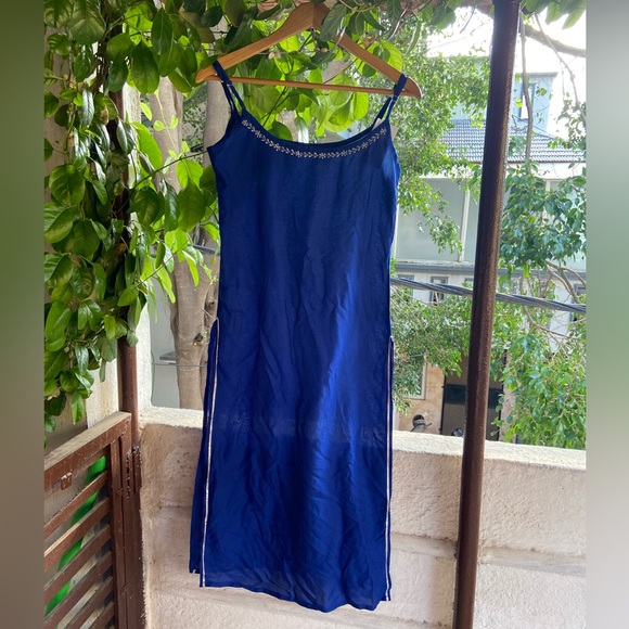 Floral Embroidered Kurta. - Picture 3 of 6